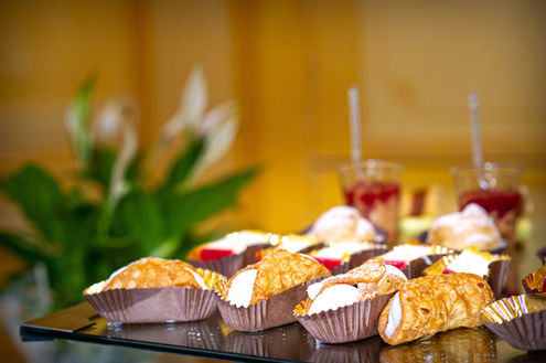 Daniele e la sua assistente Ambra, amano raccontare storie con uno stile semplice e naturale, dove la spontaneità sostituisce la rigidità delle pose, dando vita ad un reportage dallo stile semplice ed elegante. Daniele Spinosa opera su buona parte delle provincie di tutto il territorio lombardo per seguirvi con il suo stile ovunque vogliate. Daniele esprime la sua versatilità fotografica nella realizzazione di servizi matrimoniali, per fidanzati, gravidanze, foto di famiglia, bimbi, foto commerciali e aziendali.
Il servizio fotografico aziendale include la realizzazione di foto professionali di prodotti, servizi, ambienti aziendali, eventi aziendali, ritratti di dipendenti e molto altro.