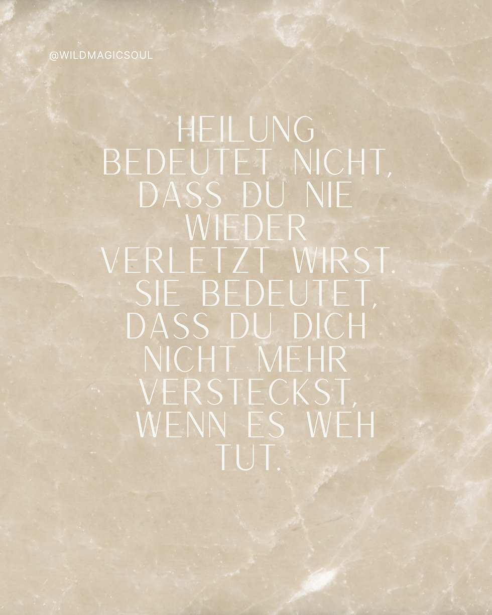 Zartes Licht fällt auf offene Hand mit Kristallen – Bewusstsein und Transformation