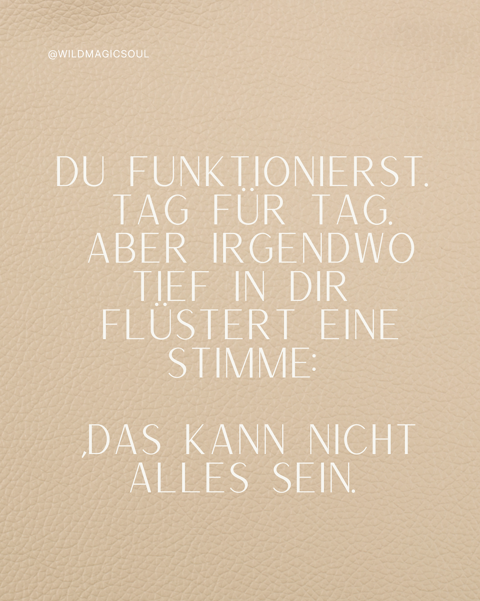 Silhouette im Nebel mit goldenem Licht – Illusion und Klarheit