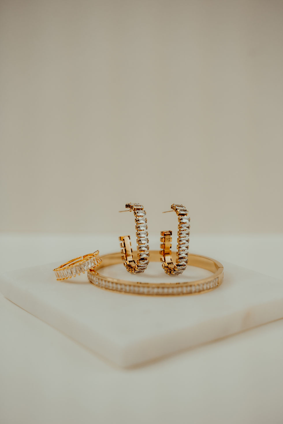 Detailaufnahme des 'Nova Shine' Armbands zeigt die präzise gesetzten Steine und das luxuriöse Goldfinish, ideal für glamourös