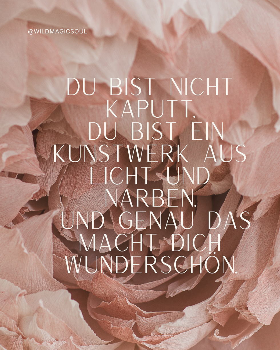 Frau blickt nach innen, von goldenem Licht umgeben – Selbstannahme und Heilung