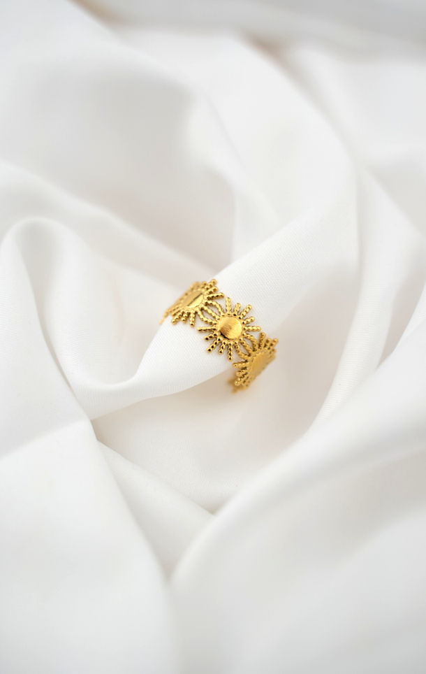 Solar Flare Ring aus 18 Karat vergoldetem Edelstahl, zeigt das einzigartige Sonnenstrahlen-Muster und die größenverstellbare