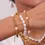 Miniaturbild: Detailansicht des Aurora Pearl Bracelet mit goldener Kette und Süßwasserperlen, perfektes Accessoire für jeden Anlass
