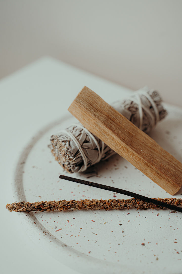 Palo Santo Stick und Salbei Bund aus dem Advanced Smudging Kit, bereit für energetische Reinigungsrituale, um positive Energi