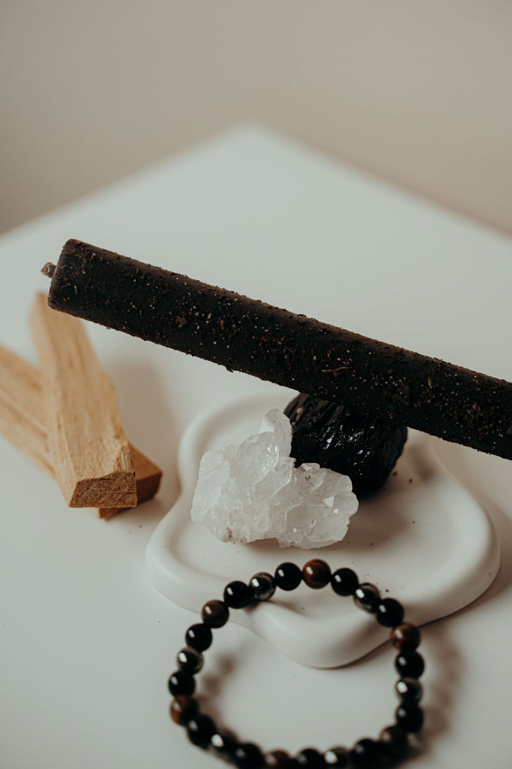 Schutzritual-Set von Wild Magic Soul mit schwarzer Ritualkerze, Palo Santo Sticks, Bergkristall, Turmalin Rohstein und Schutz
