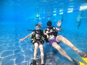 zwei Taucher Unterwasser im Pool