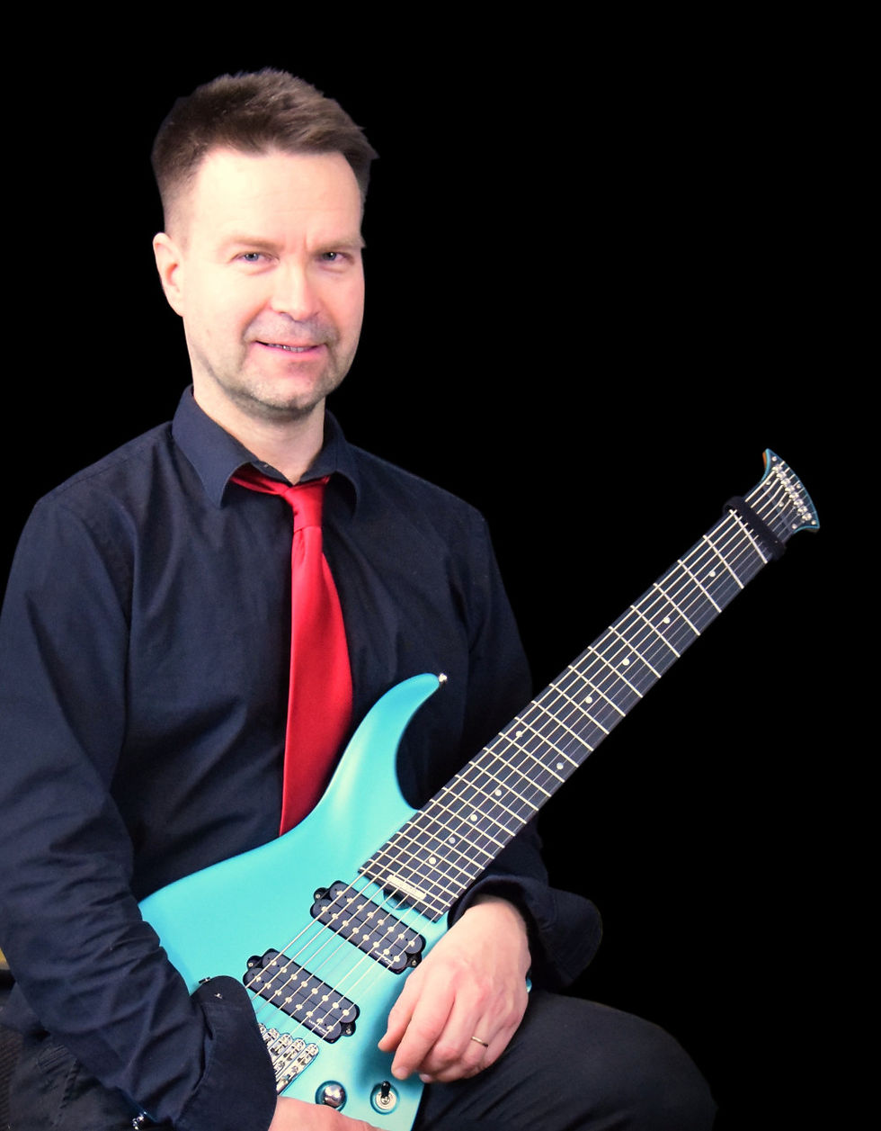 Henri Aalto with his new TAISTO CREO 8MS-HL headless guitar