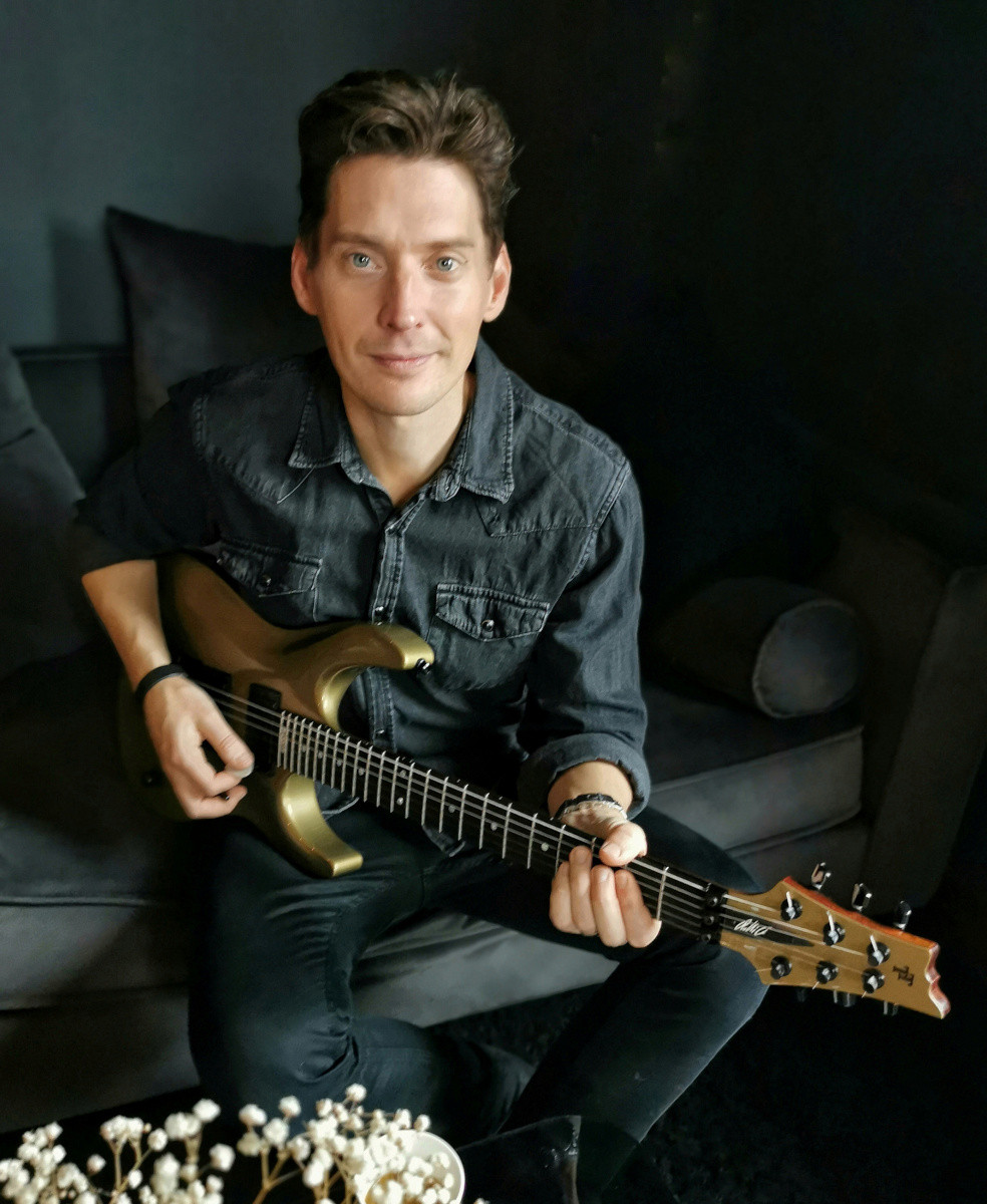 Rolli Forsman with new V25-FR Remedy Gold guitar