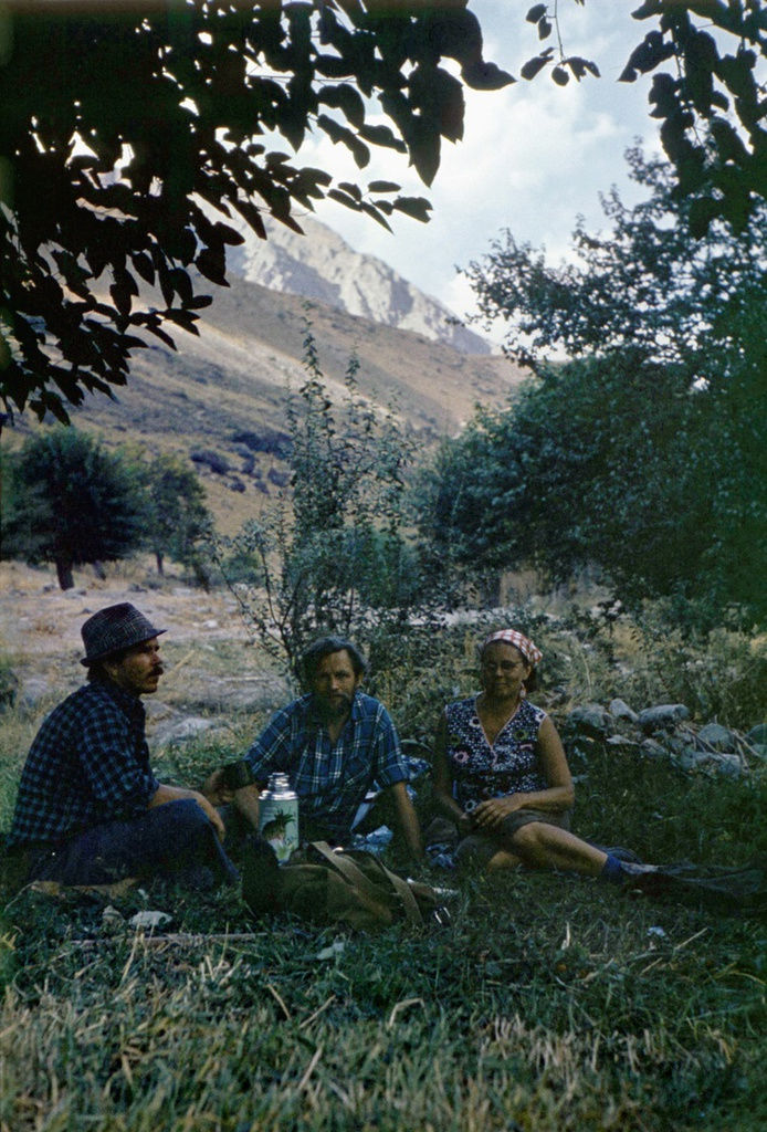 Geologists at rest. Obiravnou river valley (modern-day Tajikistan); 1976
