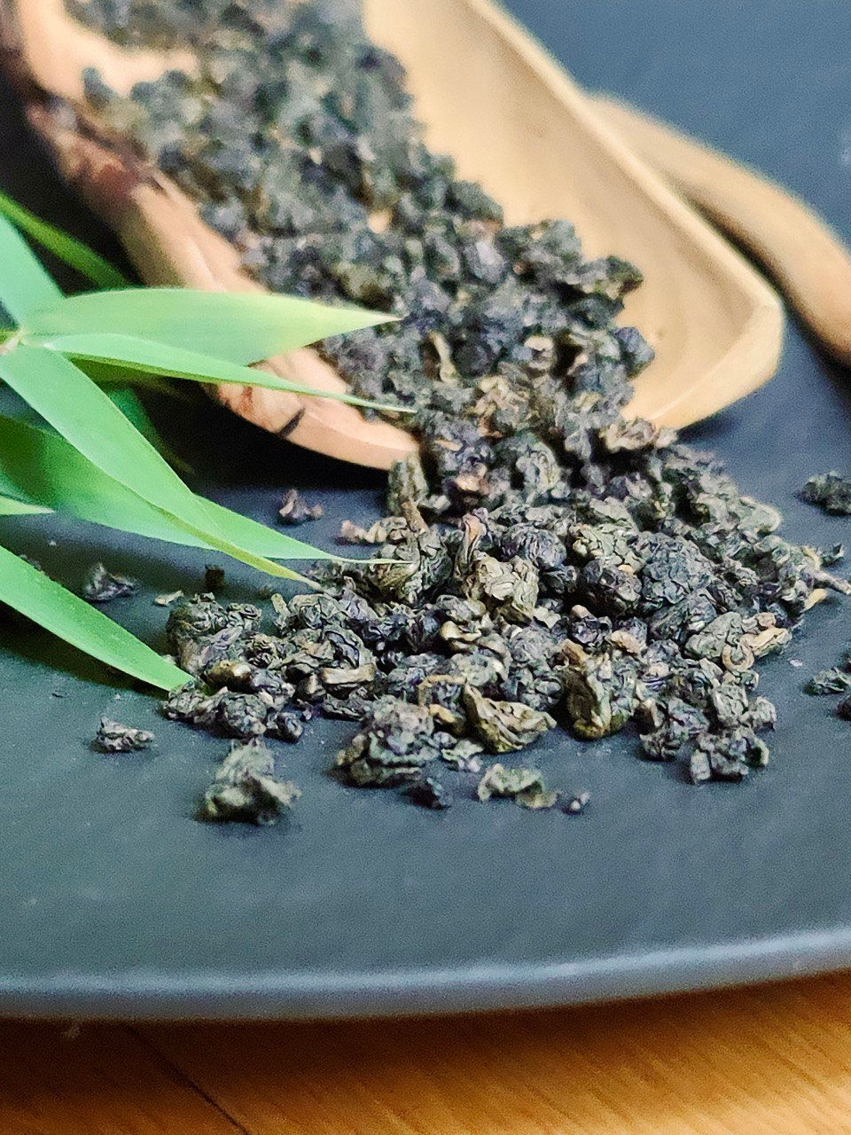 Oolong leaves on a tea scoop