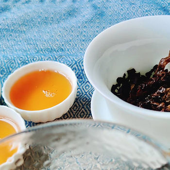 red oolong in small cups and gaiwan