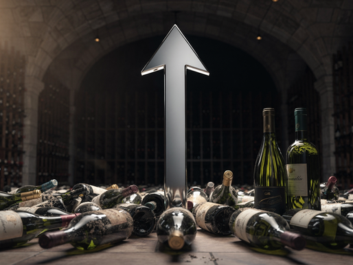 Cantina buia con numerose bottiglie di vino sparse a terra e una grande freccia luminosa rivolta verso l’alto al centro, simbolo di crescita e valore negli investimenti in beni di lusso.