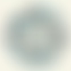 Illustrazione di una routine quotidiana: una persona passa dal sonno al risveglio, al lavoro, ai pasti e al movimento, con un grande orologio centrale che rappresenta il ciclo del tempo e della giornata. ⏳✨