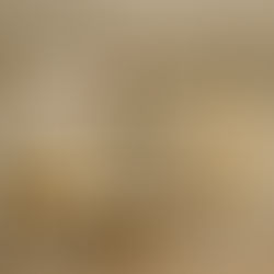 Bilancia con oro e valuta a confronto, simbolo delle tensioni tra monete, tassazione e geopolitica internazionale.