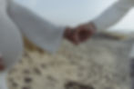 Mooie Hand in Hand foto van toekomstige ouders met een mooie zwangere buik.