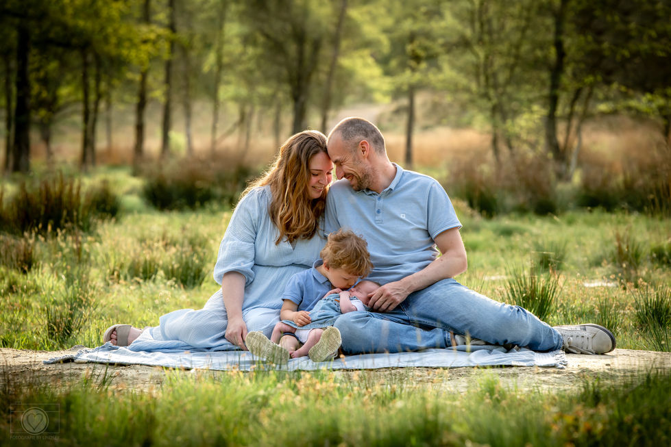 spontane gezin shoot op locatie, echte emoties en pure portretten