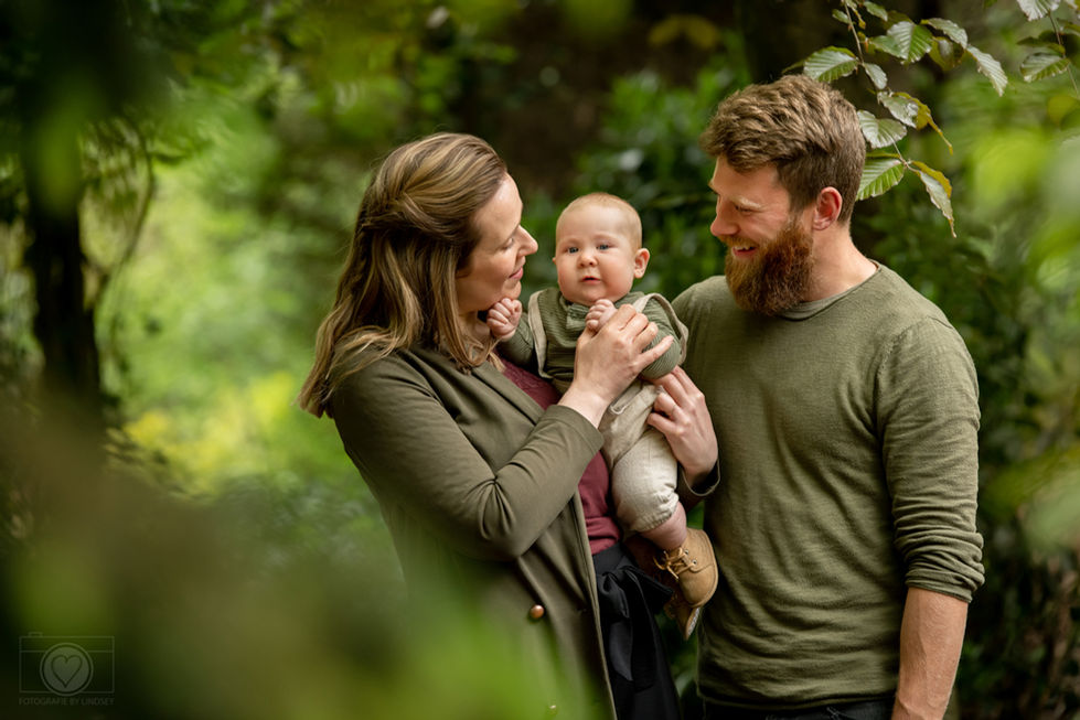 spontane gezin shoot op locatie, echte emoties en pure portretten