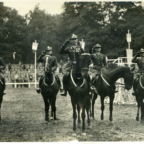 Zwycięska ekipa w Pucharze Narodów; od lewej: rtm. Michał Antoniewicz, por. Kazimierz Gzowski, por. Henryk Roycewicz, por. Władysław Zgorzelski. Na czele ppłk. Karol Rómmel