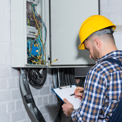 Pourquoi et comment entretenir votre panneau électrique : le guide complet