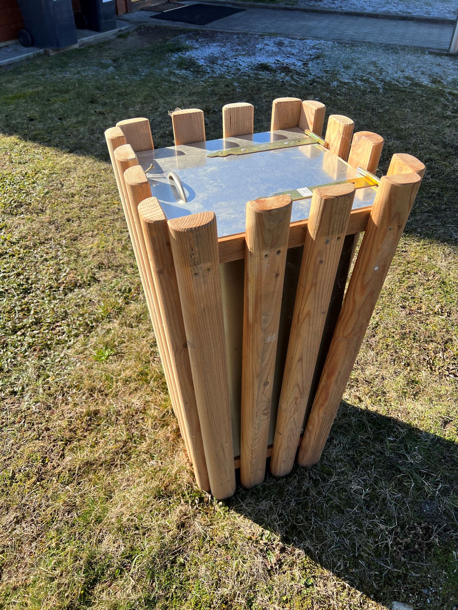 Papierkorb mit Blecheinsatz