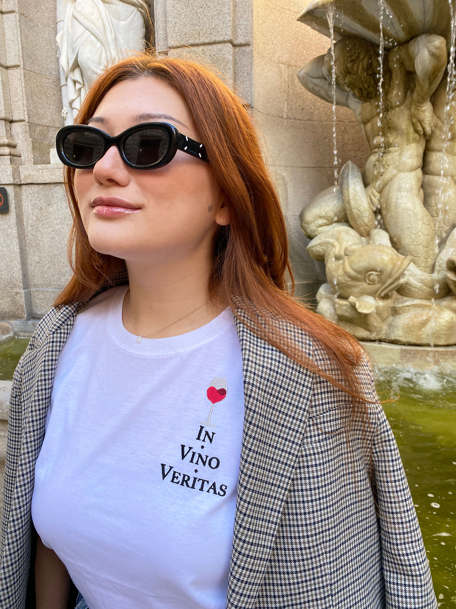 Белая футболка унисекс из органического хлопка с вышивкой In Vino Veritas