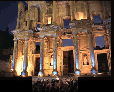 façade illuminée pour le Festival