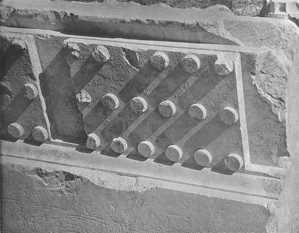 231. Larmier du temple en calcaire