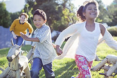 Niños corriendo