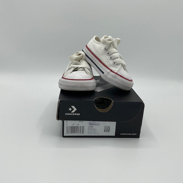 Converse Infant Chuck Taylor All Star Low Top Sneakers (Size 2)