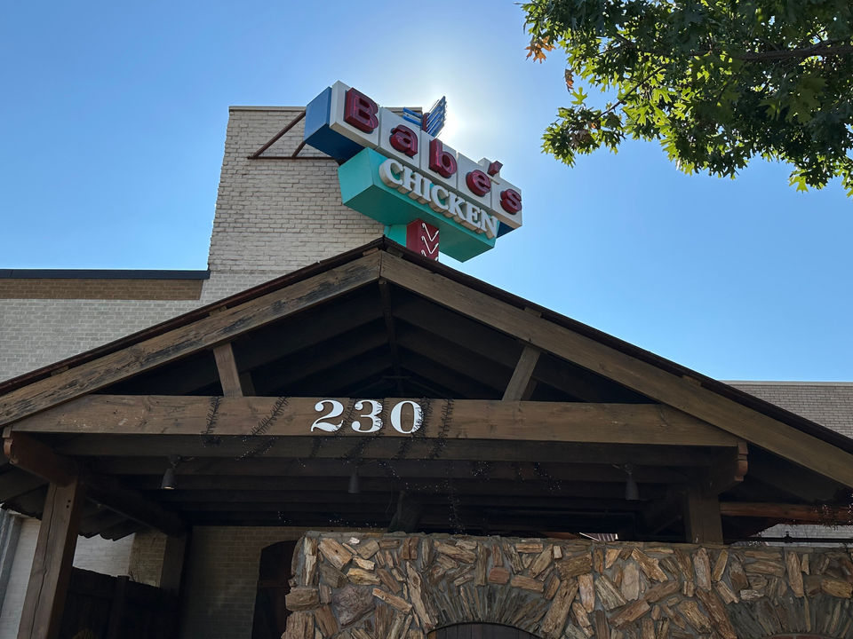 "Experience Luxury and Convenience at Our Fully Furnished VRBO in Arlington, Steps from AT&T Stadium and Globe Life Park. Stay Close to Dallas Cowboys and Texas Rangers' Games. Book Now for an Unforgettable Short-Term Rental Stay in Arlington's Vibrant Sports and Entertainment District."