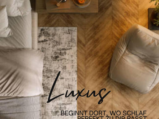 Vogelperspektive auf ein modernes Schlafzimmer mit Bett , Teppich und Beimöbel