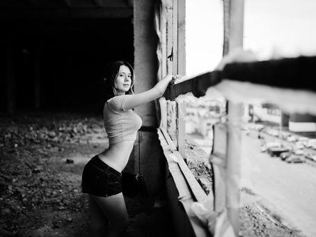 Jeune femme qui pose en urbex
