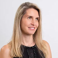 Rita Kortshok - Artiste Peintre - Au fil de l'art - 13 route de Chatou - 78420 Carrières-sur-Seine - Née en 1979 en Hongrie, diplômée de l’école des Beaux Arts de Pécs, Hongrie, puis élève à l’école des BeauxArts Zoltan Schatz à Budapest, j’ai vécu en Hongrie, Transylvanie (Roumanie). Je me suis installée en France et j’ai ouvert mon atelier à Carrières-sur-Seine en 2016. Je dessine depuis toujours, j’ai développé ma technique et mon style autour du dessin au crayon graphite.