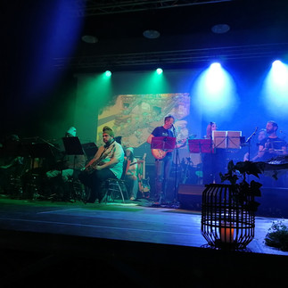 Pfiou… Après une journée de route, une journée de paperasse et de boulot, il était temps de vous faire un retour sur cet incroyable week-end de spectacle musical que nous avons pu vivre grâce à l’équipe de La Boressoise ! On ne cessera de le dire, mais MERCI à toute l’équipe (Joël, Alexa, Éric, Christophe, JB, tous les musiciens, chanteurs, encadrants, techniciens, comédiens, et tous les enfants qui ont participé à ce spectacle)… Il faut quand même se dire que c’est complètement fou ! En 2025, lors du festival du FLIP à Parthenay, Joël Chaumat découvre notre BD alors que Guillaume Albin était en dédicace, et nous propose quelques mois plus tard de lancer le spectacle musical de fin d’année de son école de musique (La Boressoise) à Albon (26) sur le thème des Shpunks !! Évidemment, nous avons dit un grand OUI ! Ça n’arrive jamais, dans une vie d’auteurs de BD, qu’un événement pareil se produise… (Ou alors pour de grands classiques installés dans le paysage culturel depuis des décennies.) Mais nous, nous en sommes à notre premier album ! Cela fait à peine quelques mois qu’il est sorti après un crowdfunding et une petite distribution. Alors durant tous ces mois, toute l’école a bossé d’arrache-pied pour coller à l’univers tout en se l’appropriant, en créant une histoire reprenant l’origin story des Chooms et des Shpunks, ainsi que l’atmosphère de polar futuriste humoristique avec les enquêtes de Clifford Shpunk, notre héros détective. Ils ont aussi eu la gentillesse de nous intégrer au processus de création : à la fois pour ne pas faire d’erreur dans l’univers, mais aussi pour nous consulter sur des choix musicaux que nous aimerions voir apparaître. Nous avons pensé à des atmosphères cabaret, polar, gangster… et en sont sortis des thèmes comme Chicago, Cowboy Bebop ou encore les Blues Brothers, ainsi que de nombreuses autres musiques de pop, variété, classiques et bandes originales de films… Nous avons aussi aidé sur certains visuels projetés en arrière-plan et pour l’affiche, avec des dessins originaux réalisés spécialement pour le spectacle (les Chooms et Shpunks musiciens notamment), quelques vidéos et des extraits de la BD elle-même pour appuyer l’ambiance. Et franchement… que dire de ce week-end ? Ça y est, le dimanche 10 mai, c’était le jour J ! Nous avons tout d’abord été très chaleureusement accueillis par l’équipe dans une ambiance vraiment super sympa de franche camaraderie… et ça faisait plaisir de voir tout l’engouement et l’investissement des participants à tous les niveaux ! Après une très sympathique séance de dédicaces à la librairie “@Des Saveurs et Des Mots”, nous avons participé aux répétitions puis, le lendemain, à la grande représentation ! Environ 200 personnes dans le public, et sur scène une trentaine de musiciens : cordes, piano, cuivres, flûtes, guitares, percussions, chants ! Et une super animation scénique avec des comédiens (mille bravos à Éric, Christophe et Olivia !!) qui ont incarné avec brio tous les personnages : Chooms, Shpunks, ainsi que des humains de toutes les époques, dans des scénettes inspirées de la BD et bourrées d’humour Et il y avait aussi tous les enfants qui se sont éclatés à jouer les p’tits Chooms et Shpunks ! C’était vraiment touchant de les voir connaître l’histoire et les personnages par cœur, avoir déjà leurs préférés et nous demander la suite !! Vraiment un très grand merci à tous pour cette expérience incroyable. En tant qu’auteurs, c’est quelque chose de fabuleux de voir son œuvre reprise, prendre vie, être réappropriée et interprétée par d’autres artistes… Un grand bravo aussi à tous pour avoir supporté et fabriqué ces bonnets shpunkesques (à l’envers ) Bientôt des vidéos de l’événement et d’autres photos… et nous diffuserons aussi MOULTES dessins réalisés par Guillaume lors de l’événement pour anticiper les dédicaces d’après-concert. Merci à toute La Boressoise et à très bientôt !