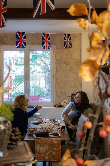 L'histoire du salon Flora Tea Club Créatrice d'un concept de salon de thé anglais immersif à Chatou dans les Yvelines où vous êtes plongez dans un univers "So British" rappelant la campagne anglaise des Cotswolds, Annabelle vous conseille sur les accords de thé et de pâtisseries et vous apprend à bien préparer votre thé lors des ateliers thématiques autour de cette boisson. Pâtisseries de saison préparées par Madame H et Amalys. L'été bénéficiez du calme du jardin exotique où vous croiserez peut les mascottes du salon de thé : Duchesse, Réglisse et Renoir.