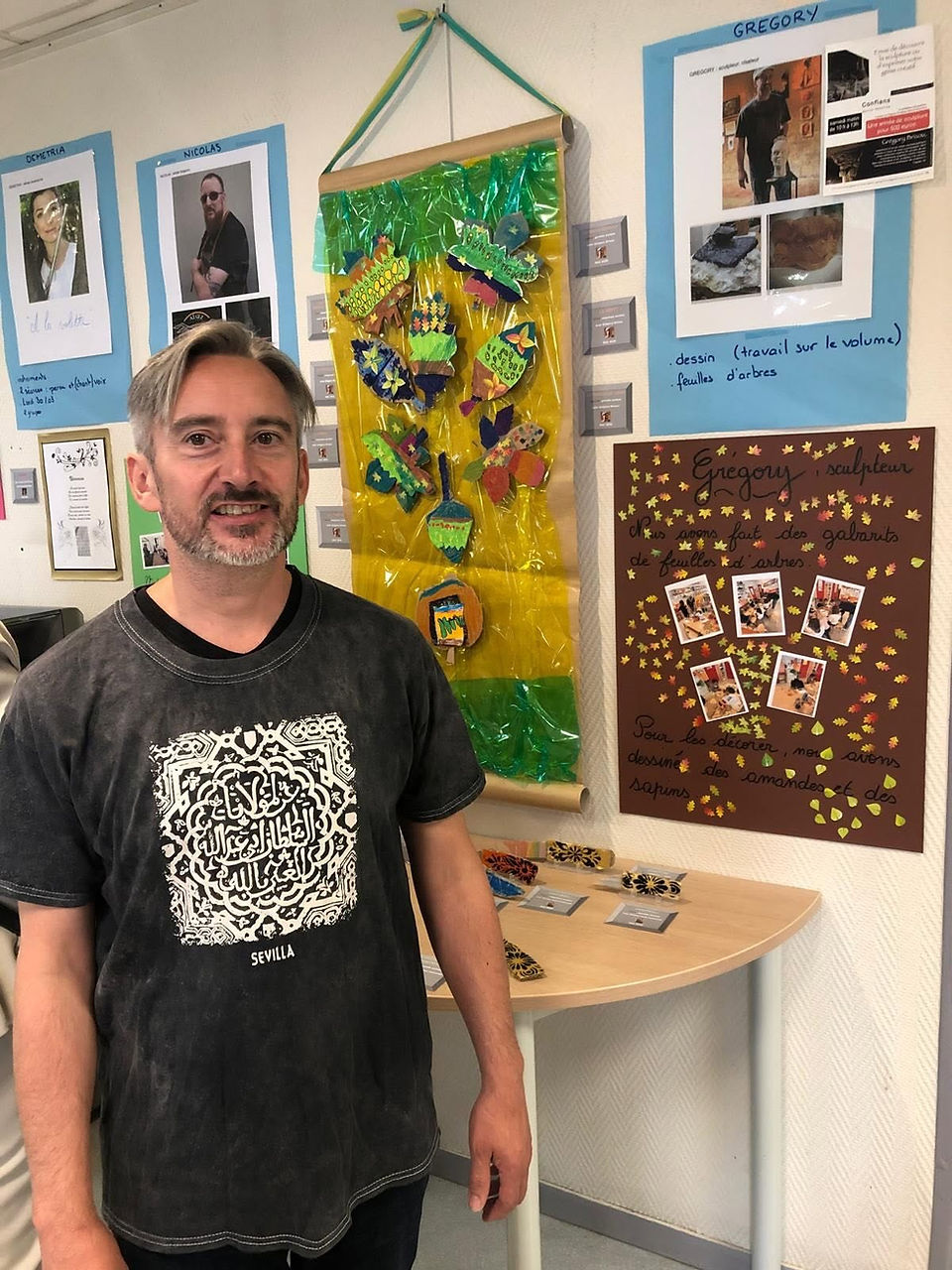 Vernissage de l’exposition des créations des enfants de l’École maternelle des Alouettes à Carrières-sur-Seine. Les œuvres exposées sont le fruit des ateliers réalisés avec les artistes et artisans de l’association Au Fil de l’Art. Une belle occasion de mettre en lumière la créativité et l’enthousiasme des enfants. Un grand merci aux maîtresses pour leur confiance renouvelée à l’occasion de cette 4ᵉ intervention d’Au Fil de l’Art, ainsi qu’aux familles présentes lors du vernissage. @brindilles.enseignes @sylvieslcreation @catherine.lemetteil.lami_ @gregorybrizou @ritakortshok @algiz