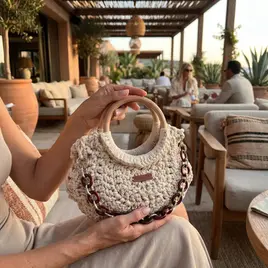 Aymée Jauberthie (Double Fil) - Artisanat d’art et Créations textiles - Au fil de l'art - 78420 Carrières-sur-Seine - Crochet, couture et macramé, c’est tout un savoir-faire traditionnel que la jeune créatrice de talent, Aymée Jauberthie réinvente avec sa marque de maroquinerie textile, Double Fil. Sacs et pochettes tendances, à porter main ou épaule, Aymée a imaginé des pièces au design élégant, mis en valeur par son choix de la corde de coton qui apporte à ses créations, relief et belle tenue.