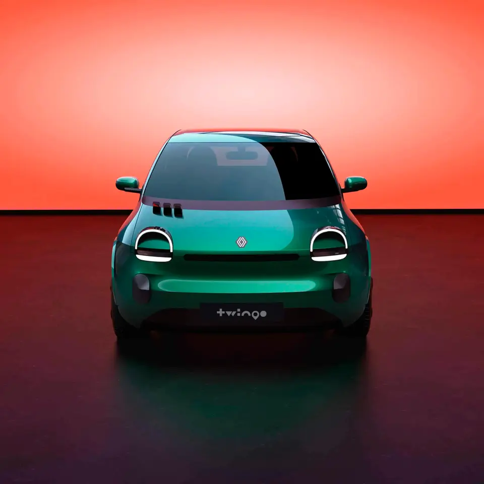 Avec son logo en forme de losange et ses larges attributions – définition des produits, développement des chaînes de traction électriques et de l’architecture SDV, développement du véhicule, Ampere est le constructeur des voitures électriques des marques du groupe Renault.
En amont, le groupe Renault alloue les ressources financières nécessaires au développement des véhicules, met à disposition d’Ampere ses équipes et les moyens de développements (Technocentre, infrastructures et pistes). Chaque marque définit le cahier des charges du véhicule. Ampere s’appuie également les méthodologies et savoir-faire du groupe (qualité, achats, logistique). En aval, chaque marque du groupe assure le marketing et la commercialisation du véhicule développé par Ampere. « 90 % des coûts du véhicules sont décidés par Ampere » précise indique Luca de Meo, directeur général d’Ampere et de Renault Group.
En quelque sorte, Ampere agit, au présent puisque le « détourage » a été réalisé le 1er novembre dernier, presque comme un constructeur au sein du groupe Renault. Une telle organisation poursuit plusieurs objectifs : Focaliser une équipe resserrée et efficace vers un seul objectif : devenir le leader des véhicules électriques en Europe. Tirer parti de cette concentration pour abaisser les coûts des voitures électriques et être le premier constructeur européen a produire des VE au même coût que les thermiques. Maintenir les positions commerciales du groupe Renault, 10 % du marché européen, dans un futur marché européen 100 % électrique.
Nouveau constructeur mais départ lancé
Pour atteindre ces objectifs, Ampere ne part pas d’une feuille blanche mais s’appuie sur les actions menées, avec plus ou moins de succès, par le groupe Renault depuis quinze ans dans le domaine du véhicule électrique. « 80 % des investissements des quatre premiers modèles sont déjà financés » précise Thierry Piéton, directeur financier d’Ampere.
Au sein de la gamme de la marque Renault, Ampere donnera naissance à sept modèles électriques. Les deux premiers sont déjà connus, Megane E-Tech et Scénic. La R5 sera présentée, fin février prochain au prochain salon de Genève et sera commercialisée fin 2024, la R4 suivra en 2025. Et Ampere a dévoilé la semaine dernière une petite voiture électrique, aux lignes évoquant la Twingo, qui pourrait être proposée à un prix de 20.000 euros en 2026. Ces trois voitures reposeront sur la plateforme AmpR Small, ex-CMF-B EV. Ampere promet deux nouveaux véhicules pour 2027 et 2028. A cette échéance, viendra le temps du renouvellement des voitures du segment C, Megane et Scenic, reposant sur la plateforme AmpR Medium. Ampere ne nourrit pas uniquement la gamme Renault, l’Alpine A290 et la Nissan Micra seront basées sur la R5, Mitsubishi disposera d’un SUV du segment C reposant sur le Scenic. Une petite voiture électrique serait également en développement pour Dacia. Les trois sites industriels d’ElectriCity monteront progressivement en puissance pour atteindre une capacité de production d’un million de véhicules en 2031, après 620.000 unités en 2027. Et Luca de Meo précise que l’assemblage de la Renault 5 sera réalisé en 10 heures, soit 9 heures de moins que le temps mis par le leader actuel. Près de 75 % des fournisseurs de la R5 sont implantés à moins de 300 kilomètres de l’usine de Douai.