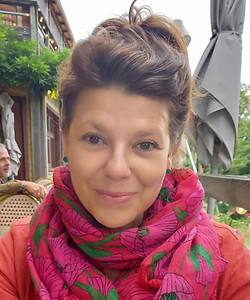 Séverine Coatalen-Dubut Maquettiste Graphiste freelance, spécialisée dans l’édition, la presse dédiée, la retouche photo et l'art numérique (IA). Que vous soyez à Paris, en province ou dans le rete du monde, vous pouvez faire appel à mes services. LEUIL • Small is Beautifull • CapStim • Caviar  • Ocre Rouge • Editions Grancher • Editions PHILIPPINE • Flammarion • Les Échos  • Éditions Taitbout • Grandes Écoles & Entreprises  • Studyrama • Pictocom • JCDecaux •  Séverine Coatalen Dubut Bougival