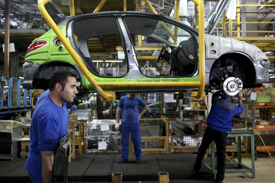 Iran : PSA revient à Téhéran avec Iran Khodro - autostratinternational - Bertrand Gay - Comme annoncé dans la lettre AutoStratInternational  numéro 153 du 4 novembre dernier, PSA a signé un accord avec Iran Khodro pour la mise en place d’une co-entreprise à Téhéran. Cette joint-venture 50/50 pourra investir jusqu’à 400 millions d’euros au cours des 5 prochaines années en capacités industrielles et en recherche & développement. Les deux partenaire vont y industrialiser les Peugeot 208, 2008 et 301.  Iran Khodro pourra également développer ses propres véhicules sur cette plateforme. L’accord prévoit également la reprise des relations commerciales concernant la production des véhicules de la marque Peugeot actuellement produits en Iran par Iran Khodro.     L’accord définitif est prévu pour la mi-2016 et les premiers véhicules sortiront des lignes de production de l’usine de Téhéran au cours du second semestre 2017.     PSA estime que le marché iranien devrait retrouver d’ici deux ans son niveau record de 1,6 million de véhicules atteint en 2011. Le marché pourrait atteindre les 2 millions de véhicules par an en 2022. Le parc roulant de véhicules Peugeot en Iran est estimé à plus de 4 millions de véhicules.     A l’occasion de la signature de cet accord, Carlos Tavares, Président du Directoire de PSA Peugeot Citroën déclare :  « La signature de cet accord stratégique clôt le chapitre de la période des sanctions internationales et permet surtout à PSA et à Iran Khodro d’écrire une nouvelle page de leur histoire. Notre ambition commune est de proposer à nos clients fidèles des produits de haute technologie, pour une mobilité aux meilleurs standards de confort, de sécurité et de respect de l’environnement ».