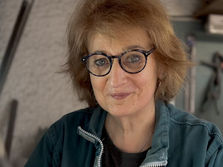 Brindilles, sa spécialité, c'est le métal ! Elle dessine, découpe, soude, peint... Écoutez son rapport avec notre association, un peu son bébé.