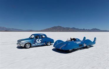 60 ans après, l’Etoile Filante revient sur le lieu de ses exploits, le lac salé de Bonneville aux Etats-Unis où avec une vitesse de 308,9 k/h, elle obtint en août 1956, quatre records mondiaux, dont deux tiennent encore à ce jour. 
En clin d’œil à l’épopée américaine de la Renault Dauphine, qui fête également ses 60 ans cette année, Renault Classic a confié à Nicolas Prost une Dauphine lors de la Speed Week qui s’est tenue à Bonneville du 13 au 19 août 2016. 
A son volant, Nicolas a établi un nouveau record avec ….. la Dauphine ! Celle-ci a été mesurée à 76.541 mph, soit 123,15 km/h le 14 août 2016 au matin après vérifications techniques. 

La voiture portait le Numéro 9561 et a battu le record en classe CGC (Classic Gas Coupé) correspondant aux véhicules construits entre 1928 et 1981, d’une cylindrée comprise entre 754 et 1015 cm3. Cette Dauphine était équipée d’un moteur de 956 cm3.


Bertrand Gay


Retrouvez la présentation de l’Etoile Filante le 22 juin 1956 à Montlhéry sur le site de l'INA.