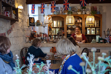 L'histoire du salon Flora Tea Club Créatrice d'un concept de salon de thé anglais immersif à Chatou dans les Yvelines où vous êtes plongez dans un univers "So British" rappelant la campagne anglaise des Cotswolds, Annabelle vous conseille sur les accords de thé et de pâtisseries et vous apprend à bien préparer votre thé lors des ateliers thématiques autour de cette boisson. Pâtisseries de saison préparées par Madame H et Amalys. L'été bénéficiez du calme du jardin exotique où vous croiserez peut les mascottes du salon de thé : Duchesse, Réglisse et Renoir.