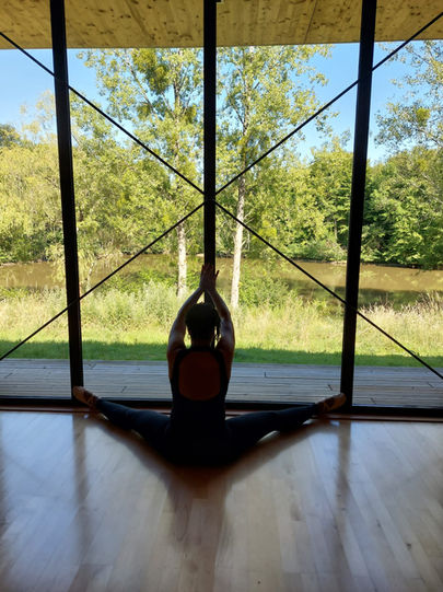 DANA MUSSA Danseuse, chorégraphe et coach Fondatrice de l'école CHANCE TO DANCE Diplômée et certifiée de plusieurs formations, depuis 14 ans, Dana a formé plusieurs centaines d'élèves adultes, puis prépare Diplômée et certifiée de plusieurs formations depuis 15 ans, Dana a formé plusieurs centaines d'élèves adultes et a préparée des enfants pour l'École de l'Opéra de Paris. Elle est également coach privé de célèbres artistes telles que Natalia Vodianova Arnault (mannequin et philanthrope), Laurence Equilbey (chef d'orchestre), Shani Diluka (pianiste) et bien d'autres... Ainsi que des hommes et des femmes d'affaires, des politiciens, des ambassadeurs, des avocats et des médecins.  Créatrice du style Ethno Ballet et sa propre méthode de Stretching, Dana enseigne ces deux disciplines en plus de la danse classique. Danseuse et chorégraphe, Dana est arrivée finaliste de l'émission télé "La France a un incroyable talent" en ayant le golden buzz avec sa performance Chance to dance qui exprime la liberté d'expression corporelle dans le monde entier, surtout dans les pays où la danse n'est pas très présente, voire même interdite. Son rêve c'est de permettre aux gens de retrouver la joie d'avoir un corps souple, tonique et mobile quelque soit leur âge et niveaux.