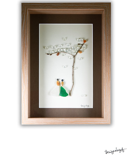 Petits Pebbles Oeuvres de galets et de verre polis par la mer de Louiza Nazef dans les Yvelines. Mon aventure artistique a commencée il y a quinze ans, en Floride, dans un geste partagé avec mon fils. Quelques galets oubliés, ramassés au bord de la mer, ont retrouvé souffle entre nos mains. De ce jeu est née une passion, une voix silencieuse faite de verres polis, de bois flottés et de poésie minérale. De l’Algérie à Malte, aux rivages méditerranéens, je glane mes trésors, offrandes naturelles devenues les joyaux de mes tableaux. Installée en France depuis plusieurs années, j’ai pu exposer à la Théière Apprivoisée, rejoindre le collectif Au Fil de l’Art de Carrières-sur-Seine, mener des ateliers à l’École des Alouettes, participer à des marchés d’art et présenter mes œuvres à la Mairie de Bonnières. Aujourd’hui, à l’Atelier 36 de la ville de Houilles, je continue d’exposer plusieurs fois par an. Mon art, né d’un instant suspendu, trace depuis un chemin de douceur,