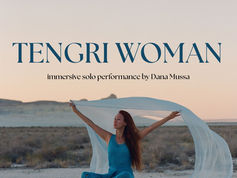 Projection du films Kieli Bi avec une performance de danse solo multidisciplinaire par Dana Mussa le vendredi 29 Avril 2026 à 18:00 à la salle Galerie d'Octobre à Londres. Le film KI ELI BI – La Femme qui soulève le vent se déroule dans la région natale de Dana, Mangystau, au Kazakhstan. Au cœur de vastes paysages élémentaires imprégnés de mythes et d'une présence sacrée, l'œuvre canalise l'énergie du lieu par le mouvement et éveille une mémoire viscérale inscrite dans le corps. La performance de danse en direct prolonge le film dans le présent, donnant une forme physique aux thèmes de la résilience, de l'instinct et de la transformation. Une séance de questions-réponses avec Dana Mussa suivra la performance. Dans le contexte du monde actuel, TENGRI WOMAN devient une affirmation discrète mais puissante de la place, de la voix et de la liberté des femmes. Le film a été sélectionné au Festival de Cannes 2020 (section Courts métrages), ainsi que dans plusieurs grands festivals de films de
