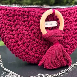 Aymée Jauberthie (Double Fil) - Artisanat d’art et Créations textiles - Au fil de l'art - 78420 Carrières-sur-Seine - Crochet, couture et macramé, c’est tout un savoir-faire traditionnel que la jeune créatrice de talent, Aymée Jauberthie réinvente avec sa marque de maroquinerie textile, Double Fil. Sacs et pochettes tendances, à porter main ou épaule, Aymée a imaginé des pièces au design élégant, mis en valeur par son choix de la corde de coton qui apporte à ses créations, relief et belle tenue.