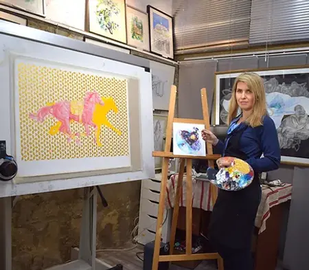 Rita Kortshok - Artiste Peintre - Au fil de l'art - 13 route de Chatou - 78420 Carrières-sur-Seine - Née en 1979 en Hongrie, diplômée de l’école des Beaux Arts de Pécs, Hongrie, puis élève à l’école des BeauxArts Zoltan Schatz à Budapest, j’ai vécu en Hongrie, Transylvanie (Roumanie). Je me suis installée en France et j’ai ouvert mon atelier à Carrières-sur-Seine en 2016. Je dessine depuis toujours, j’ai développé ma technique et mon style autour du dessin au crayon graphite.