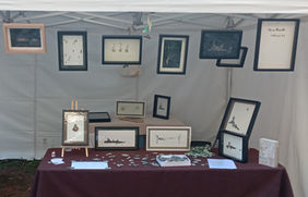 Petits Pebbles Oeuvres de galets et de verre polis par la mer de Louiza Nazef dans les Yvelines. Mon aventure artistique a commencée il y a quinze ans, en Floride, dans un geste partagé avec mon fils. Quelques galets oubliés, ramassés au bord de la mer, ont retrouvé souffle entre nos mains. De ce jeu est née une passion, une voix silencieuse faite de verres polis, de bois flottés et de poésie minérale. De l’Algérie à Malte, aux rivages méditerranéens, je glane mes trésors, offrandes naturelles devenues les joyaux de mes tableaux. Installée en France depuis plusieurs années, j’ai pu exposer à la Théière Apprivoisée, rejoindre le collectif Au Fil de l’Art de Carrières-sur-Seine, mener des ateliers à l’École des Alouettes, participer à des marchés d’art et présenter mes œuvres à la Mairie de Bonnières. Aujourd’hui, à l’Atelier 36 de la ville de Houilles, je continue d’exposer plusieurs fois par an. Mon art, né d’un instant suspendu, trace depuis un chemin de douceur,