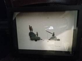 Petits Pebbles Oeuvres de galets et de verre polis par la mer de Louiza Nazef dans les Yvelines. Mon aventure artistique a commencée il y a quinze ans, en Floride, dans un geste partagé avec mon fils. Quelques galets oubliés, ramassés au bord de la mer, ont retrouvé souffle entre nos mains. De ce jeu est née une passion, une voix silencieuse faite de verres polis, de bois flottés et de poésie minérale. De l’Algérie à Malte, aux rivages méditerranéens, je glane mes trésors, offrandes naturelles devenues les joyaux de mes tableaux. Installée en France depuis plusieurs années, j’ai pu exposer à la Théière Apprivoisée, rejoindre le collectif Au Fil de l’Art de Carrières-sur-Seine, mener des ateliers à l’École des Alouettes, participer à des marchés d’art et présenter mes œuvres à la Mairie de Bonnières. Aujourd’hui, à l’Atelier 36 de la ville de Houilles, je continue d’exposer plusieurs fois par an. Mon art, né d’un instant suspendu, trace depuis un chemin de douceur,